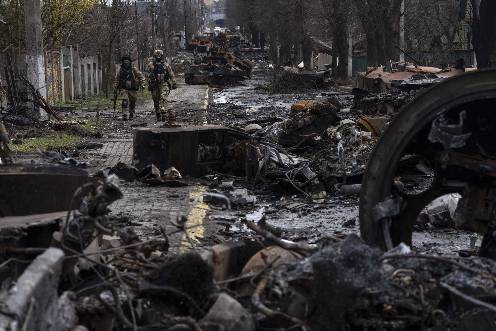 des-soldats-ukrainiens-arpentent-les-rues-de-boutcha-le-3-avril-photo-rodrigo-abd-sipa-1649003303